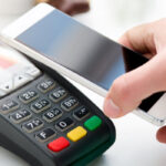 Jak płacić telefonem? Sprawdź, jak bezpiecznie płacić zbliżeniowo w poszczególnym banku!