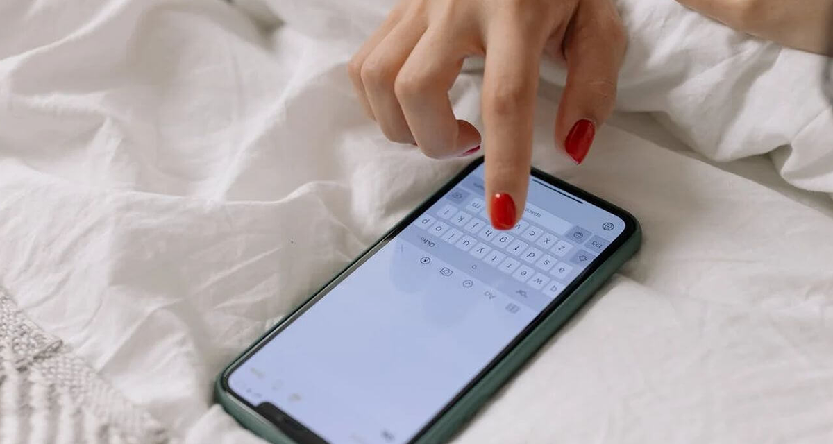 Stracisz pieniądze przez jeden SMS. Poczta Polska alarmuje o nowym oszustwie z dopłatą 3 euro