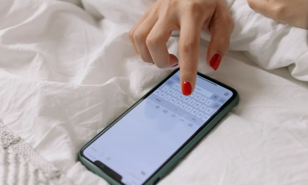 Stracisz pieniądze przez jeden SMS. Poczta Polska alarmuje o nowym oszustwie z dopłatą 3 euro