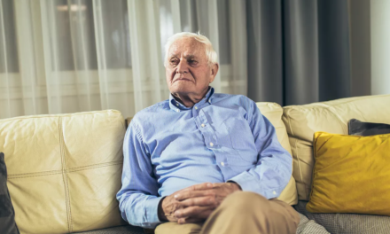 Zasiłek pielęgnacyjny przy nadciśnieniu? Sprawdź, jak odebrać 215 zł miesięcznie
