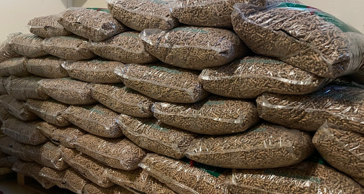 Pellet drożeje o 30 proc. UOKiK ujawnia prawdziwą przyczynę przed zimą