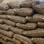Pellet drożeje o 30 proc. UOKiK ujawnia prawdziwą przyczynę przed zimą