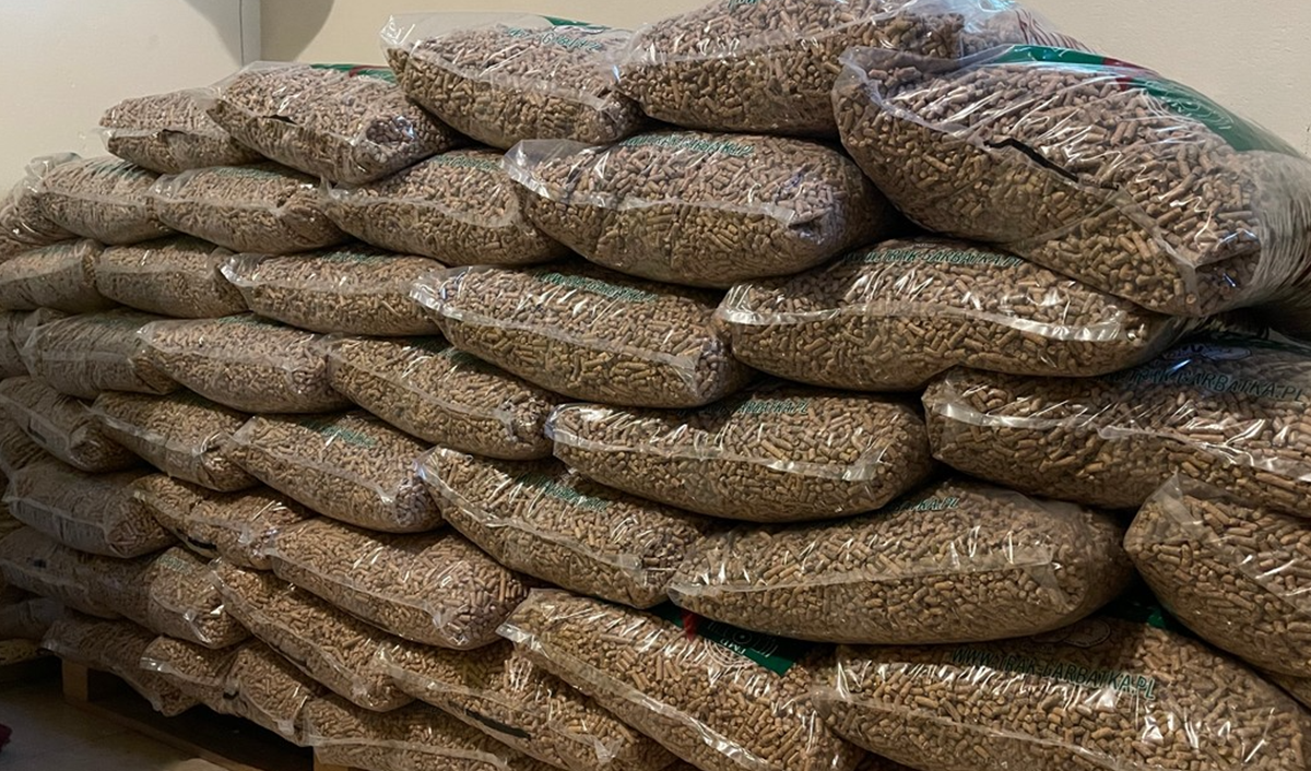 Pellet drożeje o 30 proc. UOKiK ujawnia prawdziwą przyczynę przed zimą