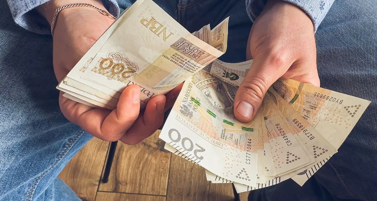 Płaca minimalna 2027: 4950 zł brutto. Tyle może zostać na rękę