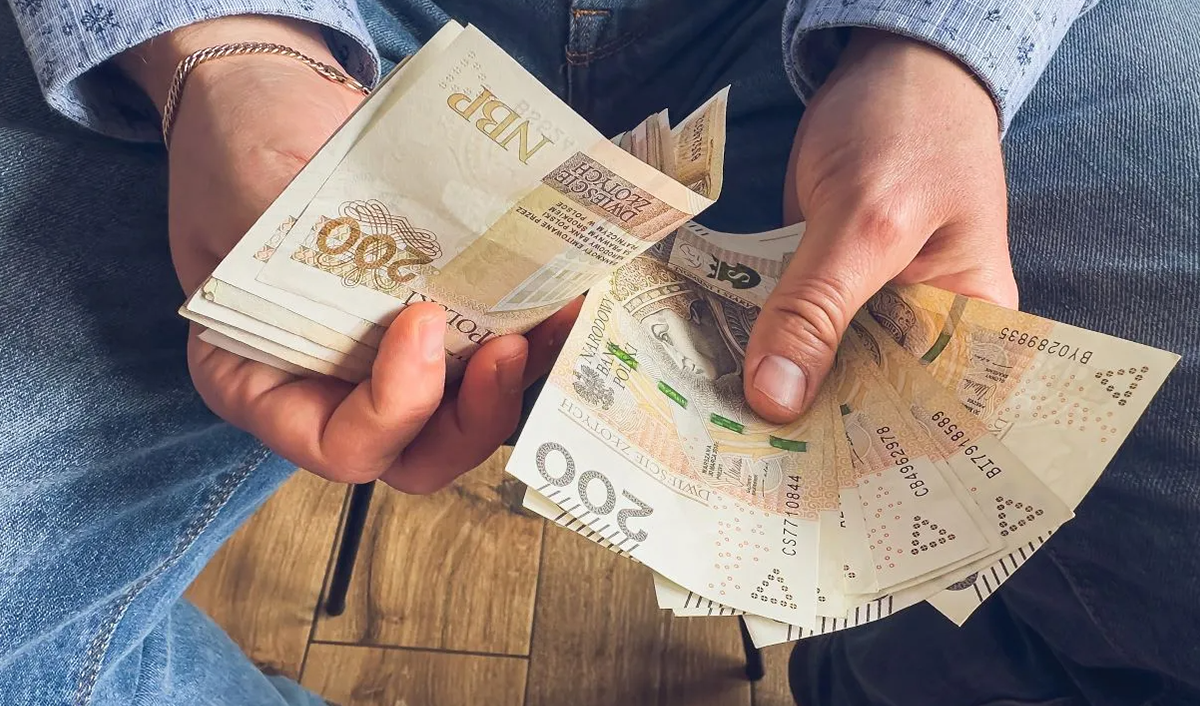 Płaca minimalna 2027: 4950 zł brutto. Tyle może zostać na rękę