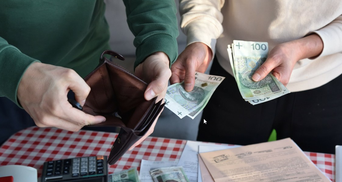 Polacy śpią na 456 miliardach złotych gotówki. NBP ostrzega, że komfort słono nas kosztuje