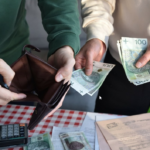Polacy śpią na 456 miliardach złotych gotówki. NBP ostrzega, że komfort słono nas kosztuje