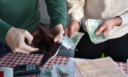 Polacy śpią na 456 miliardach złotych gotówki. NBP ostrzega, że komfort słono nas kosztuje
