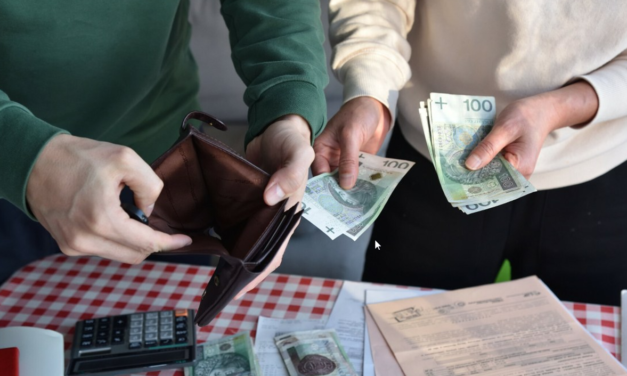 Polacy śpią na 456 miliardach złotych gotówki. NBP ostrzega, że komfort słono nas kosztuje
