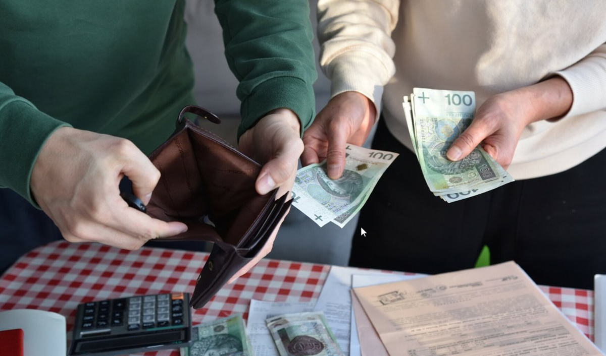 Polacy śpią na 456 miliardach złotych gotówki. NBP ostrzega, że komfort słono nas kosztuje