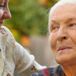 Rusza wyczekiwany bon senioralny. Pułapka dochodowa może pozbawić Cię wsparcia