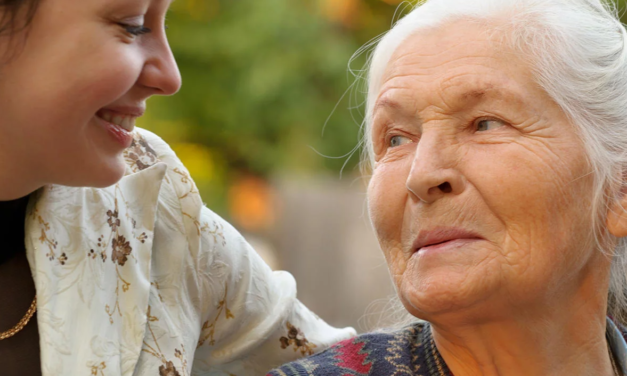 Rusza wyczekiwany bon senioralny. Pułapka dochodowa może pozbawić Cię wsparcia