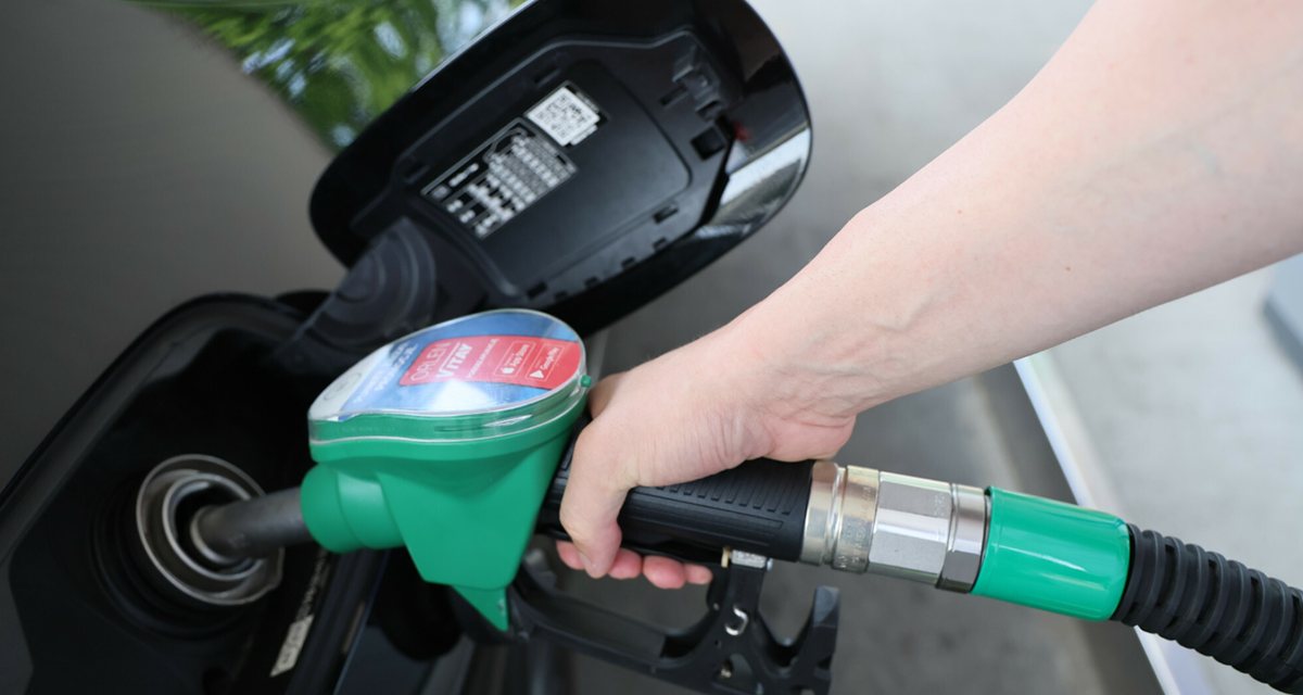 Ulgę na stacjach czuć w portfelu. Benzyna Pb95 ostro tanieje, kierowcy przecierają oczy ze zdumienia