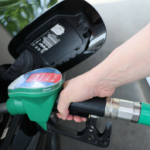 Ulgę na stacjach czuć w portfelu. Benzyna Pb95 ostro tanieje, kierowcy przecierają oczy ze zdumienia