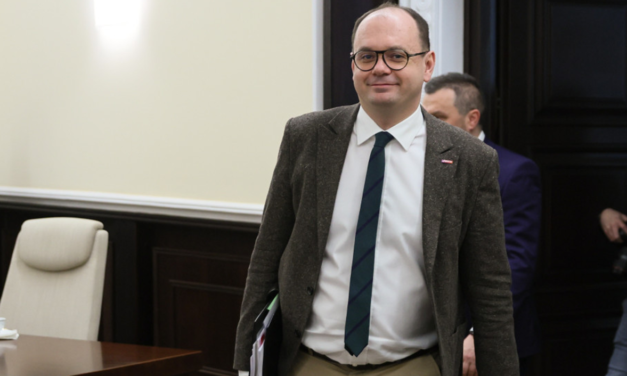Waloryzacja 800 plus oddala się w czasie. Zaskakująca deklaracja wiceministra