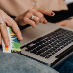Kredyt konsolidacyjny online: jak załatwić wszystko bez wychodzenia z domu?