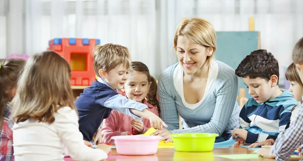 Nauczyciel na wycieczce może pracować ponad normę. Kiedy może żądać dodatkowego wynagrodzenia?