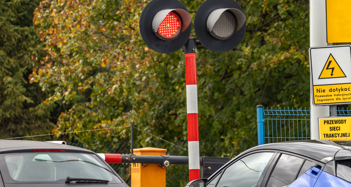 Rząd chce zabierać prawo jazdy na 3 miesiące za wykroczenia na przejazdach kolejowych. Kogo obejmie projekt?