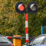 Rząd chce zabierać prawo jazdy na 3 miesiące za wykroczenia na przejazdach kolejowych. Kogo obejmie projekt?