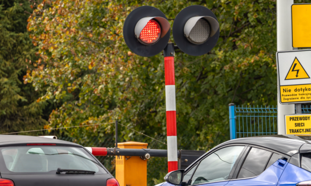 Rząd chce zabierać prawo jazdy na 3 miesiące za wykroczenia na przejazdach kolejowych. Kogo obejmie projekt?