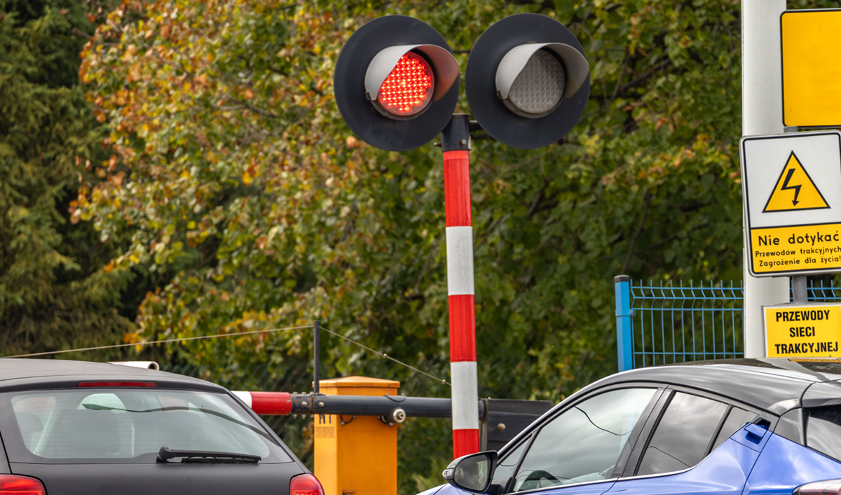 Rząd chce zabierać prawo jazdy na 3 miesiące za wykroczenia na przejazdach kolejowych. Kogo obejmie projekt?