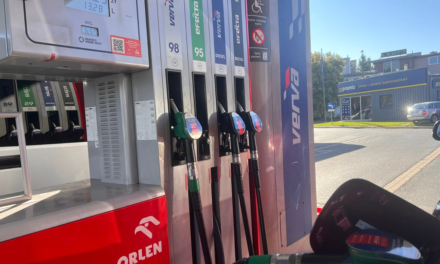 Rząd przyjął projekt podatku od nadzwyczajnych zysków paliwowych. Co zakłada i co może zmienić?