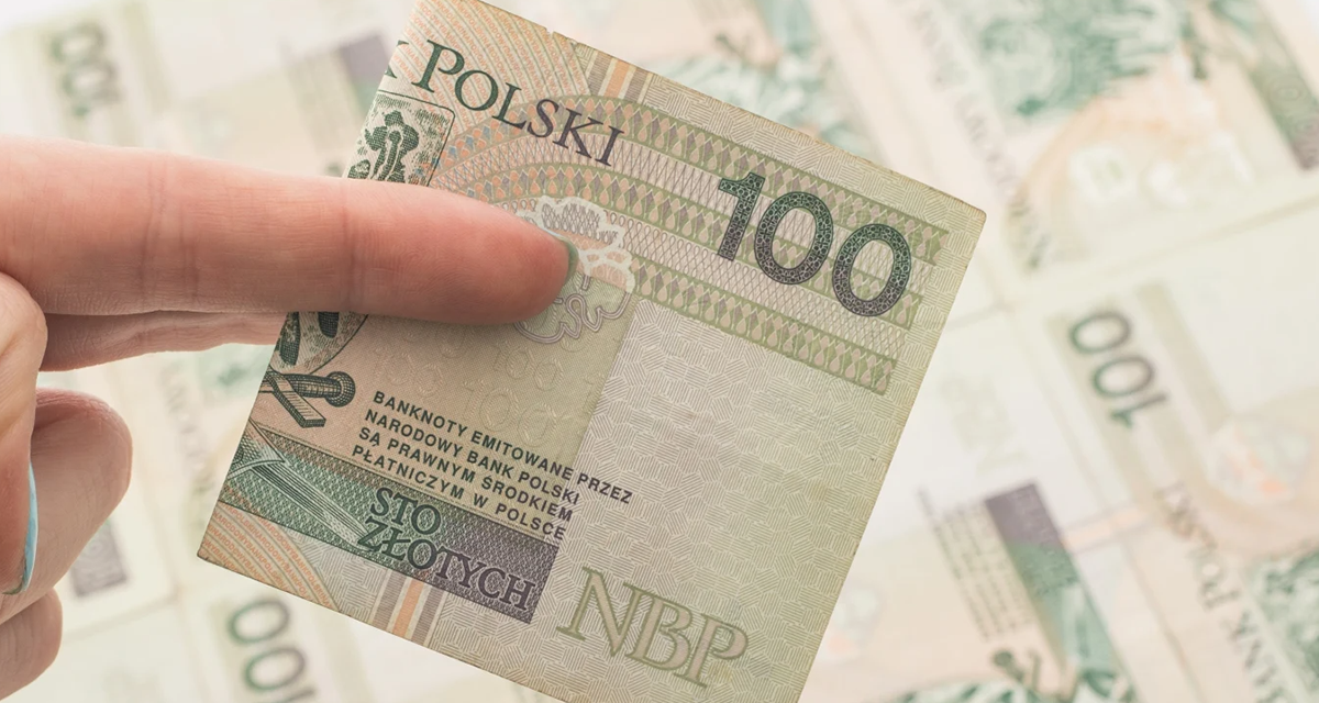 Średnia pensja w sektorze przedsiębiorstw w sierpniu spadła do 9259,54 zł. GUS pokazał też mniej etatów