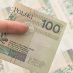 Średnia pensja w sektorze przedsiębiorstw w sierpniu spadła do 9259,54 zł. GUS pokazał też mniej etatów