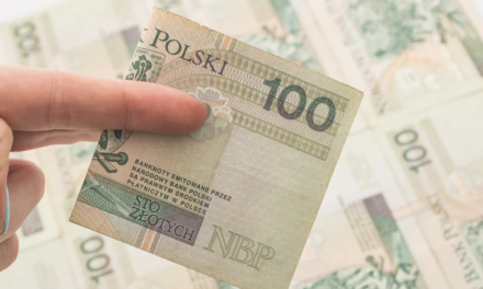 Średnia pensja w sektorze przedsiębiorstw w sierpniu spadła do 9259,54 zł. GUS pokazał też mniej etatów
