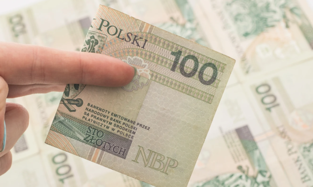 Średnia pensja w sektorze przedsiębiorstw w sierpniu spadła do 9259,54 zł. GUS pokazał też mniej etatów