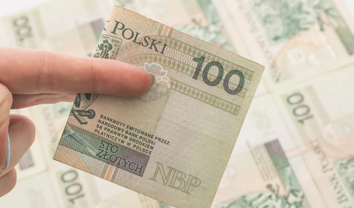 Średnia pensja w sektorze przedsiębiorstw w sierpniu spadła do 9259,54 zł. GUS pokazał też mniej etatów