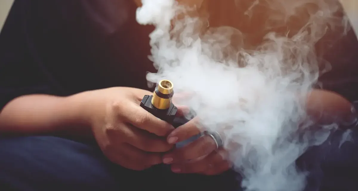 Akcyza na e-papierosy od 2027 roku: 22 zł podatku w 10 ml płynu. Co zmienia ustawa?