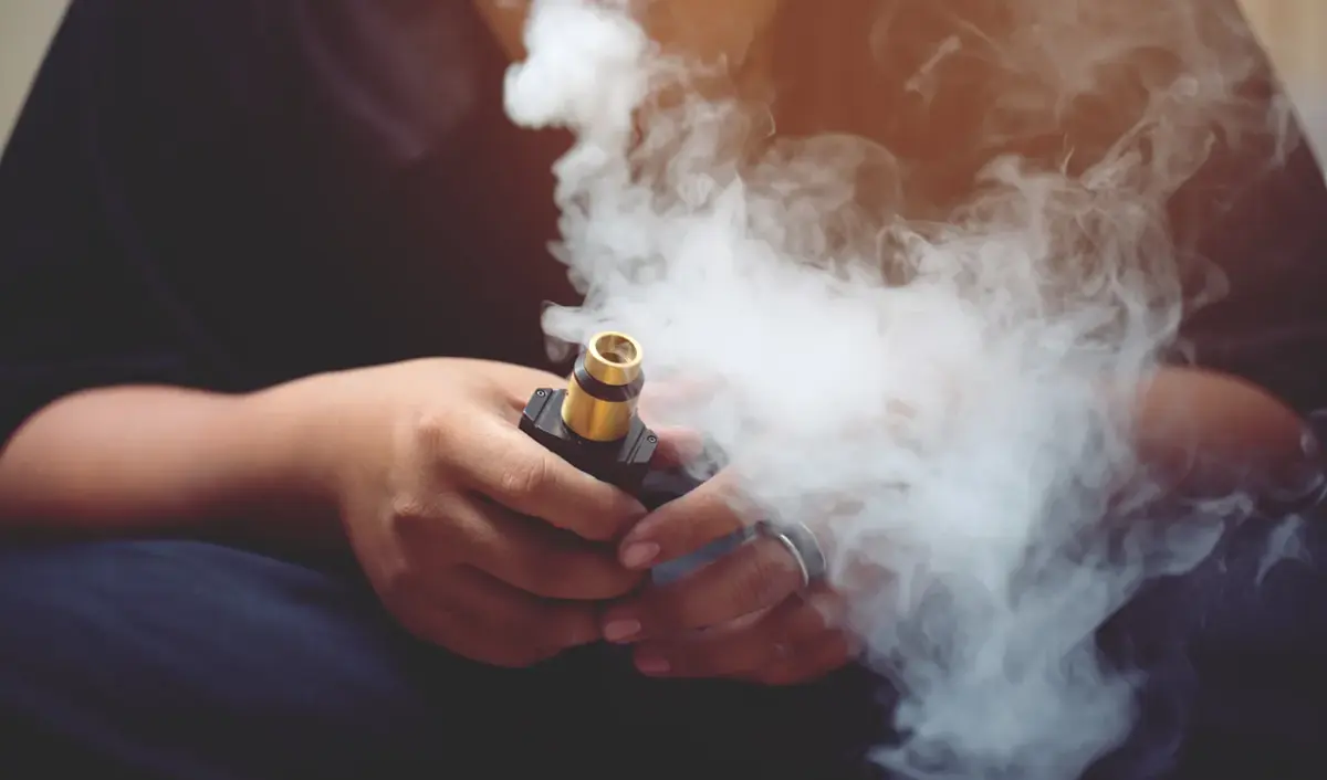 Akcyza na e-papierosy od 2027 roku: 22 zł podatku w 10 ml płynu. Co zmienia ustawa?