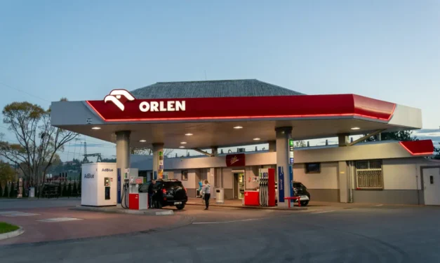 Ceny paliw 21 października 2026: benzyna taniej, diesel drożej. Ile kosztuje 50 litrów?
