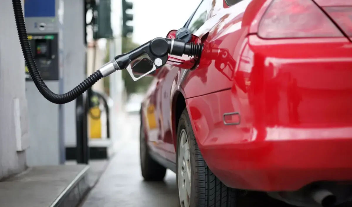 Ceny paliw 28 października 2026: diesel do 8,28 zł, benzyna taniej. Ile kosztuje 50 litrów?