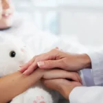 Dodatkowy zasiłek opiekuńczy od 2027 roku? Komu projekt daje 60 dni więcej, a komu łącznie 120?