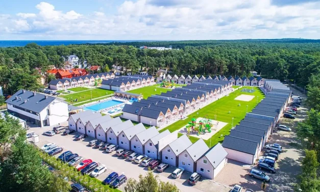 Dopłaty za nocleg w Holiday Park & Resort pod lupą UOKiK. Co obejmuje cena rezerwacji?