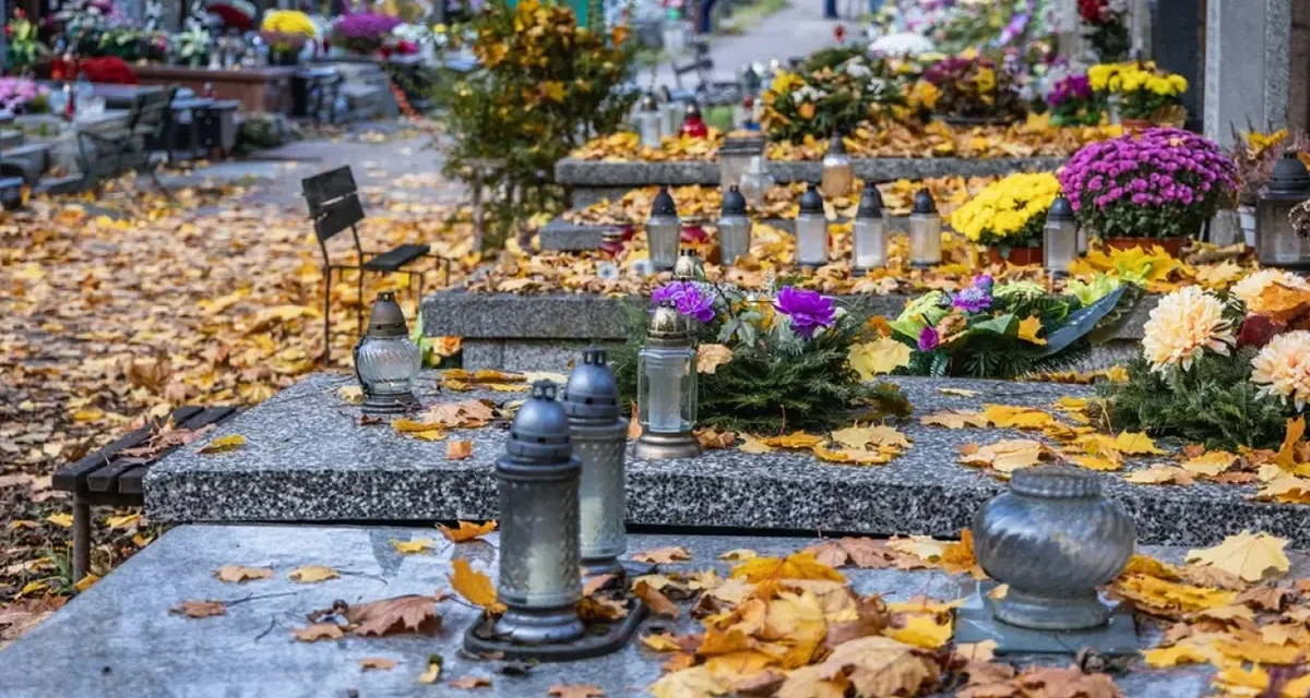 Odszkodowanie za nagrobek: kiedy zgłosić szkodę z polisy, a kiedy do zarządcy cmentarza?