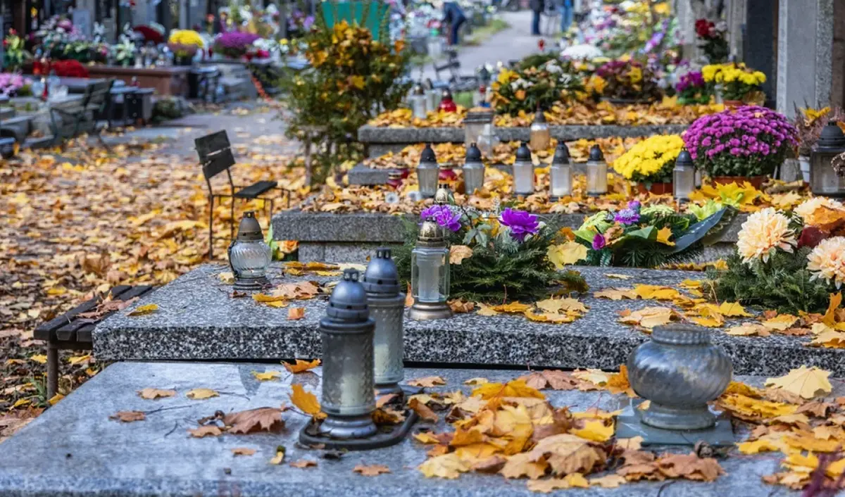 Odszkodowanie za nagrobek: kiedy zgłosić szkodę z polisy, a kiedy do zarządcy cmentarza?