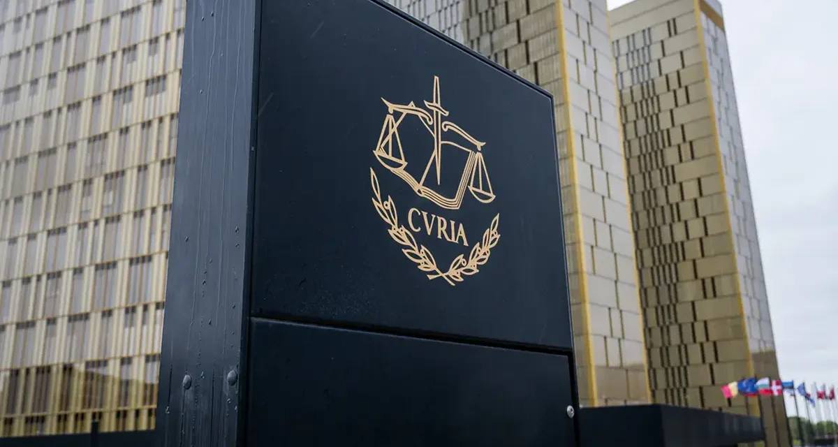 TSUE C-70/25: czy bank może wstrzymać zwrot pieniędzy, zarzucając klientowi rażące niedbalstwo?