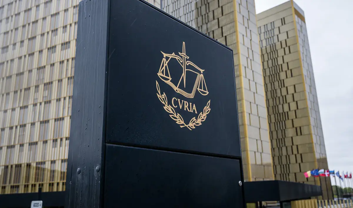 TSUE C-70/25: czy bank może wstrzymać zwrot pieniędzy, zarzucając klientowi rażące niedbalstwo?